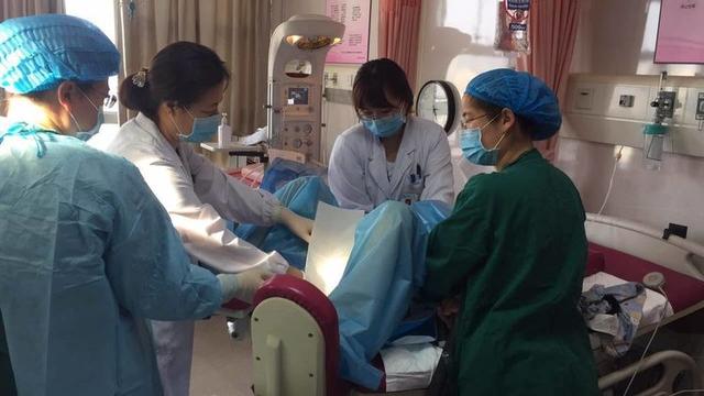 妻子難產，老公跪求保大人，生下兒子，醫生指指丈夫手，含淚離婚