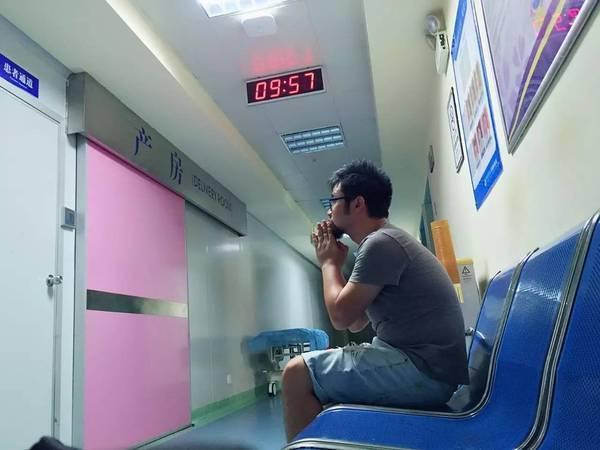 妻子難產，老公跪求保大人，生下兒子，醫生指指丈夫手，含淚離婚