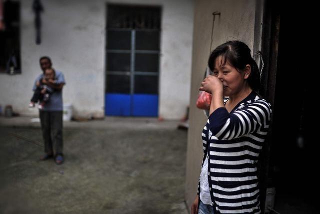 妻子難產，老公跪求保大人，生下兒子，醫生指指丈夫手，含淚離婚