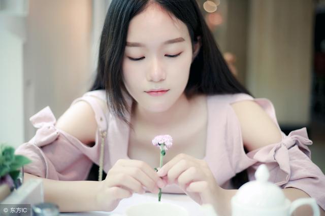 我結婚母親偷給十萬，兩年後母親去世，回家收拾衣物，我怒砸娘家