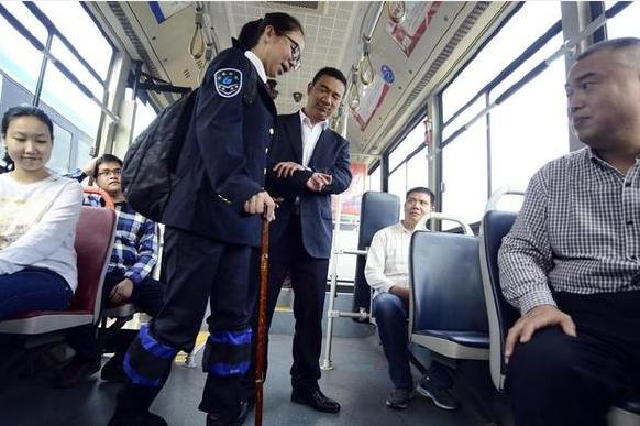 阿嬤坐巴士回家，走到半路忽然非要趕司機下車，僵持不下報警，才知阿嬤救了一車人！