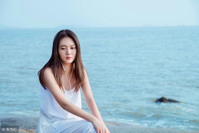 離婚三年前妻沒改嫁，我帶漂亮女友去炫耀，打開門我狂扇女友嘴巴