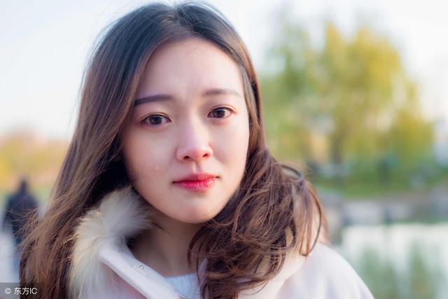離婚三年前妻沒改嫁，我帶漂亮女友去炫耀，打開門我狂扇女友嘴巴