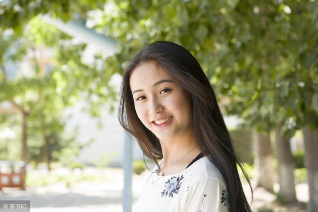 離婚三年前妻沒改嫁，我帶漂亮女友去炫耀，打開門我狂扇女友嘴巴