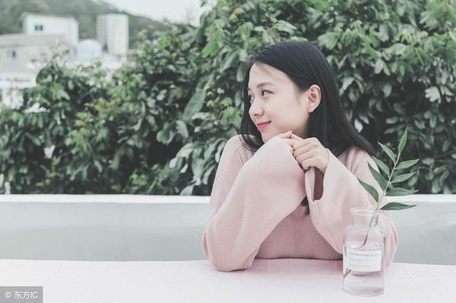 離婚三年前妻沒改嫁，我帶漂亮女友去炫耀，打開門我狂扇女友嘴巴