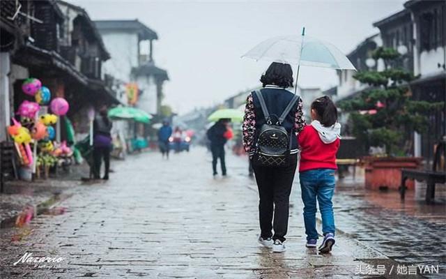 村婦收養一女孩，5年後生母想接走，哥哥的做法讓眾人皆傻眼