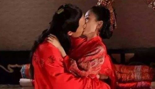 新婚夜女子給丈夫脫衣準備睡覺，抱著丈夫瞥眼後背，她卻報了警