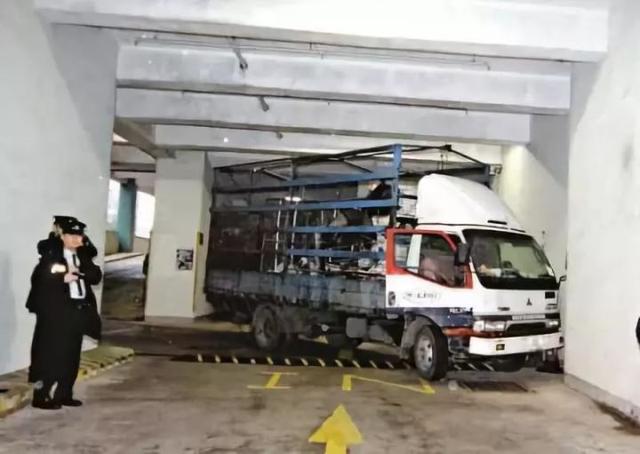 當你剎車失靈了，撞牆和撞樹哪個才能活下來