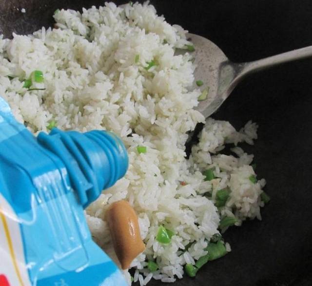 蛋炒飯翻新花樣做成蛋皮卷炒飯, 不一樣的吃法, 不一樣的味道, 孩子們特別喜歡~