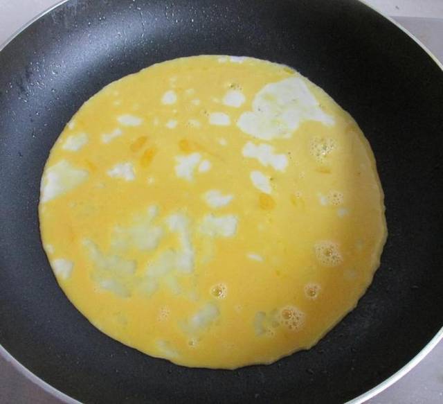 蛋炒飯翻新花樣做成蛋皮卷炒飯, 不一樣的吃法, 不一樣的味道, 孩子們特別喜歡~