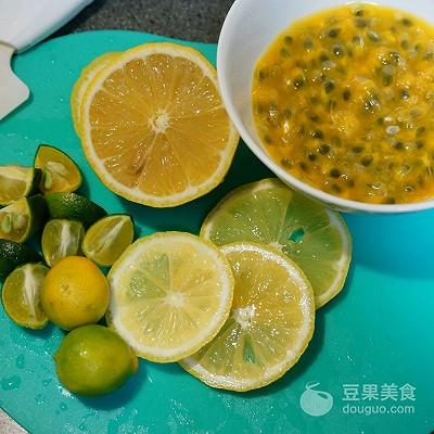 自製金桔檸檬茶，加點蜂蜜，味道跟柚子茶很像，酸酸甜甜很好喝
