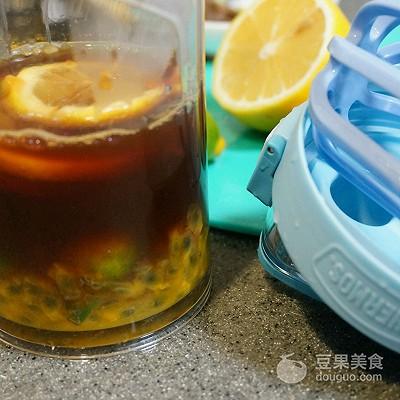 自製金桔檸檬茶，加點蜂蜜，味道跟柚子茶很像，酸酸甜甜很好喝