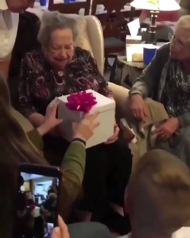 狗狗裝盒中作為阿婆生日禮物，打開盒子秒變小女孩：這是給我的嗎？好溫馨！