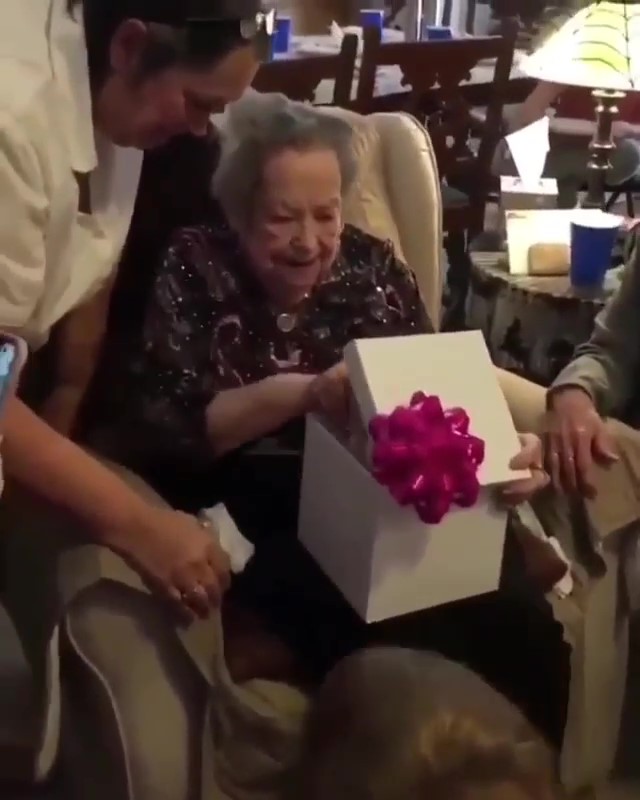 狗狗裝盒中作為阿婆生日禮物，打開盒子秒變小女孩：這是給我的嗎？好溫馨！
