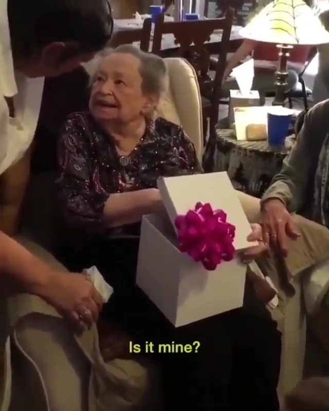 狗狗裝盒中作為阿婆生日禮物，打開盒子秒變小女孩：這是給我的嗎？好溫馨！