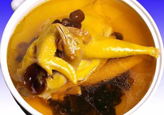 太好喝了！原來要這樣「燉雞湯」才對，只要簡單三招，六星級美味雞湯讓你立刻端上桌