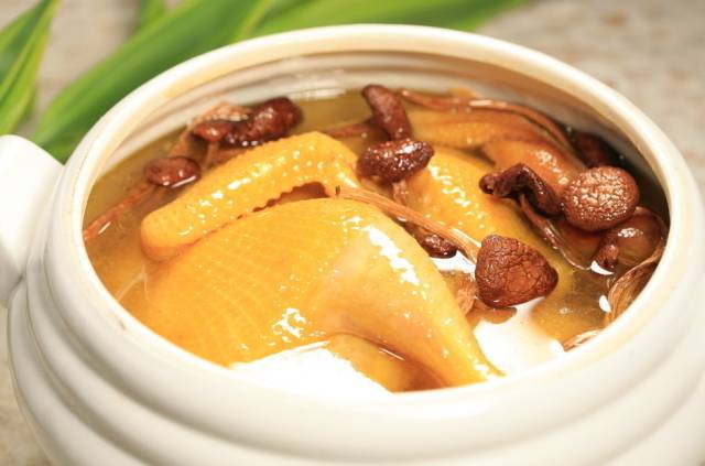 太好喝了！原來要這樣「燉雞湯」才對，只要簡單三招，六星級美味雞湯讓你立刻端上桌