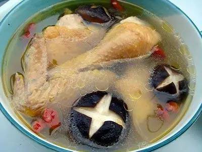 太好喝了！原來要這樣「燉雞湯」才對，只要簡單三招，六星級美味雞湯讓你立刻端上桌