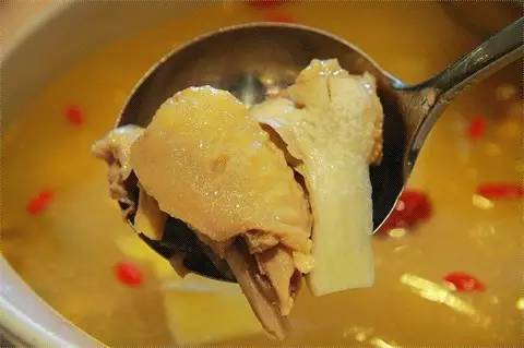 太好喝了！原來要這樣「燉雞湯」才對，只要簡單三招，六星級美味雞湯讓你立刻端上桌