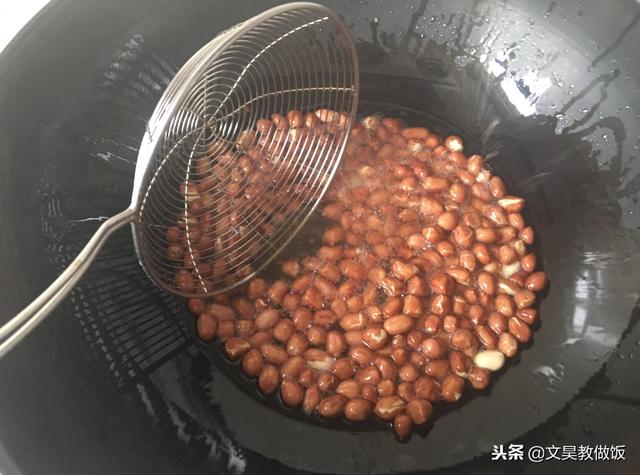 炒花生米時，加上這1步，每一粒都香脆爽口