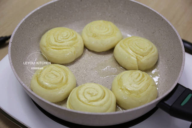 1碗麵粉、1包牛奶、1個雞蛋，烙好的餅和麵包一樣好吃