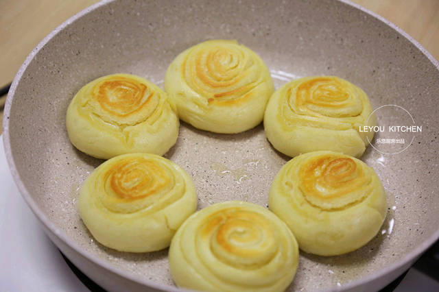 1碗麵粉、1包牛奶、1個雞蛋，烙好的餅和麵包一樣好吃
