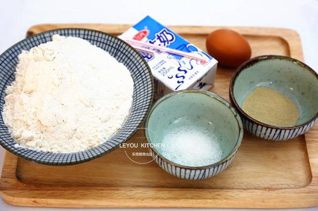 1碗麵粉、1包牛奶、1個雞蛋，烙好的餅和麵包一樣好吃