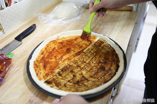 你會做雙底料披薩嗎？原來這麼簡單，一看就會，好吃還放心！ 
