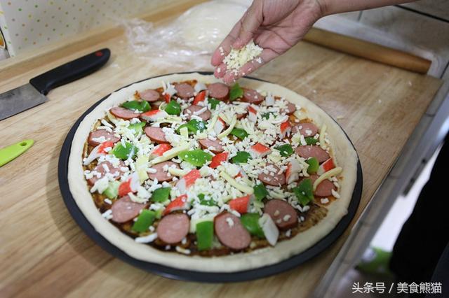 你會做雙底料披薩嗎？原來這麼簡單，一看就會，好吃還放心！ 