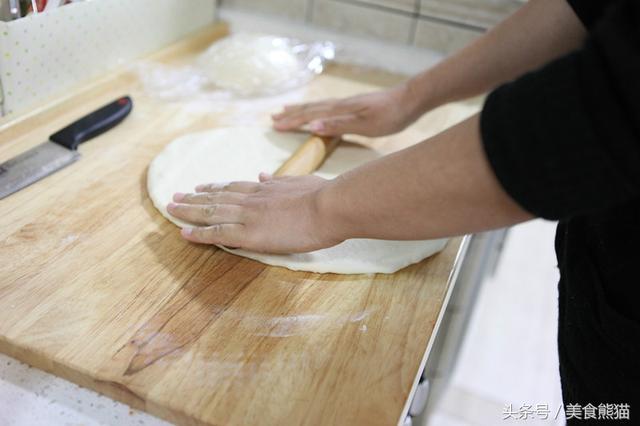 你會做雙底料披薩嗎？原來這麼簡單，一看就會，好吃還放心！ 