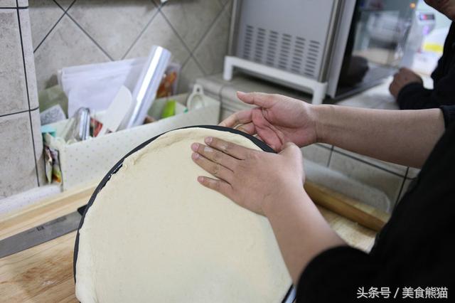 你會做雙底料披薩嗎？原來這麼簡單，一看就會，好吃還放心！ 