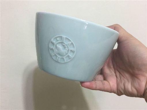 帆合金瓷碗？！浴室洗碗失手「毀損馬桶」...樓主決定「壓壓驚」讓網全歪：超荒謬 