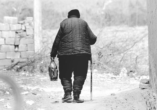 三個兒女外地成家，老人身穿破舊找他們，結果讓老人泣不成聲