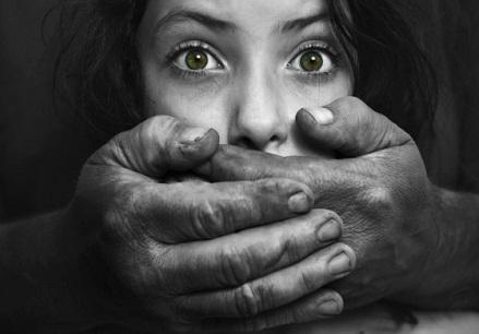 人販子騙術又出新招，告訴孩子：遇見這3種人，趕快往人多的地方跑！