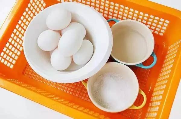 媽媽怎麼把雞蛋一個一個打進製冰盒內？得知真相後，你會發現這真的太神啦！