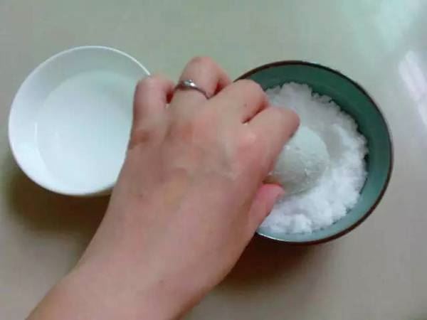 媽媽怎麼把雞蛋一個一個打進製冰盒內？得知真相後，你會發現這真的太神啦！