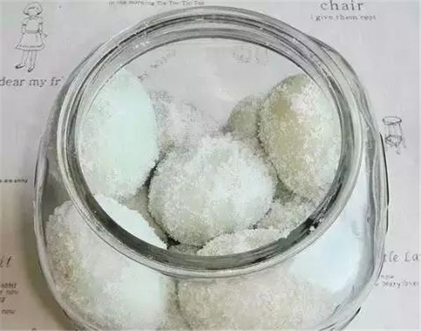 媽媽怎麼把雞蛋一個一個打進製冰盒內？得知真相後，你會發現這真的太神啦！