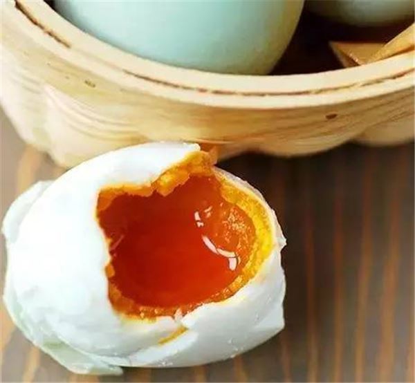 媽媽怎麼把雞蛋一個一個打進製冰盒內？得知真相後，你會發現這真的太神啦！