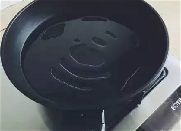 媽媽怎麼把雞蛋一個一個打進製冰盒內？得知真相後，你會發現這真的太神啦！