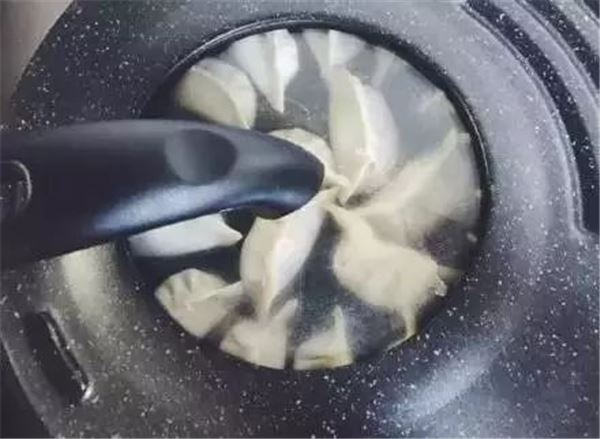 媽媽怎麼把雞蛋一個一個打進製冰盒內？得知真相後，你會發現這真的太神啦！