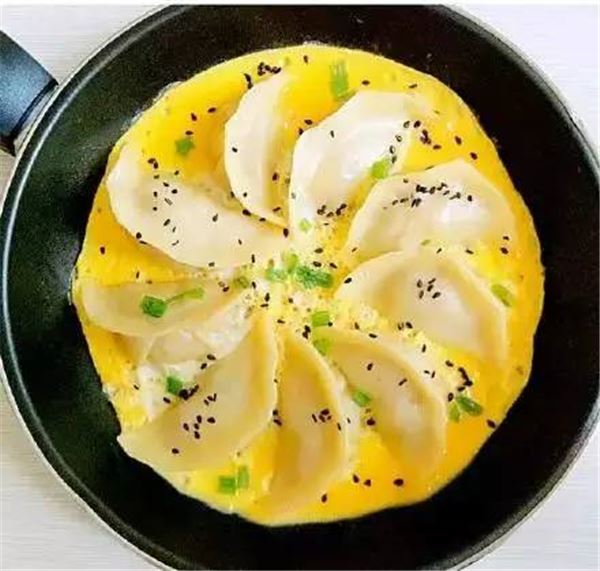媽媽怎麼把雞蛋一個一個打進製冰盒內？得知真相後，你會發現這真的太神啦！