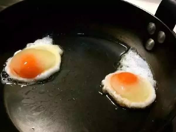媽媽怎麼把雞蛋一個一個打進製冰盒內？得知真相後，你會發現這真的太神啦！