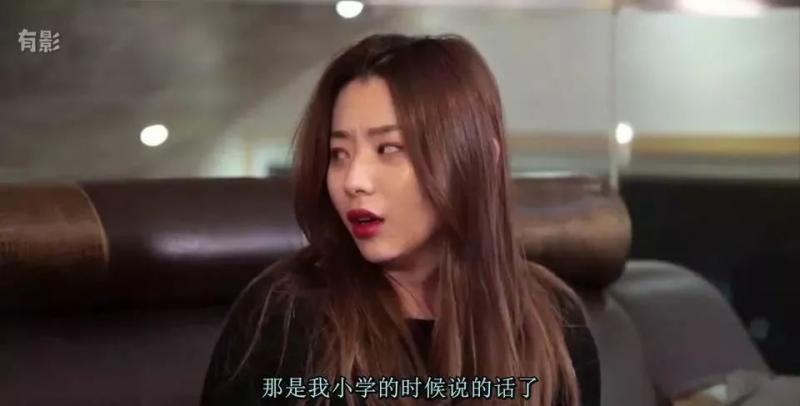 夜晚打著手電筒去哥哥房間的清純妹妹