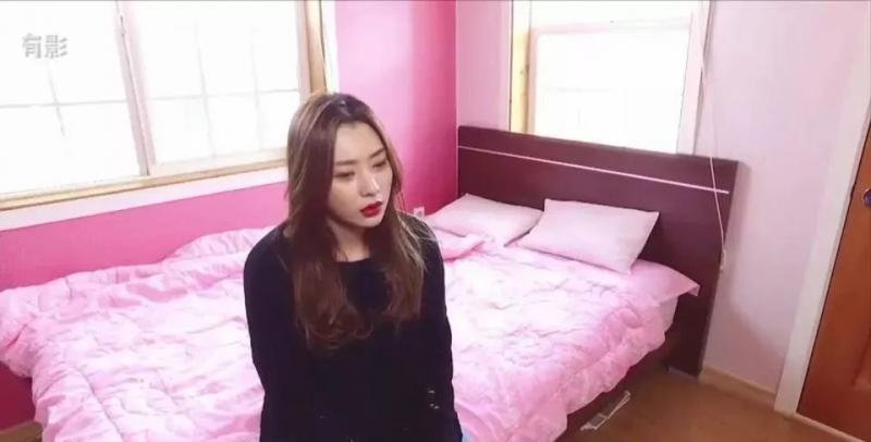 夜晚打著手電筒去哥哥房間的清純妹妹