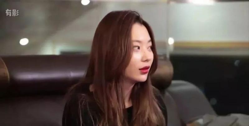 夜晚打著手電筒去哥哥房間的清純妹妹