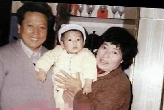 出生28天遭母棄養! 井柏然靠阿嬤擺攤養大 如今送億萬豪宅回報她