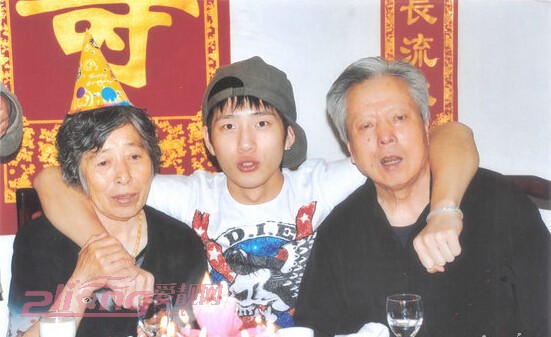 出生28天遭母棄養! 井柏然靠阿嬤擺攤養大 如今送億萬豪宅回報她