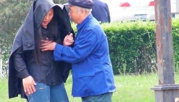 美貌兒媳與公公偷情十年！曾墮胎四次露骨聊天震驚家人！ 
