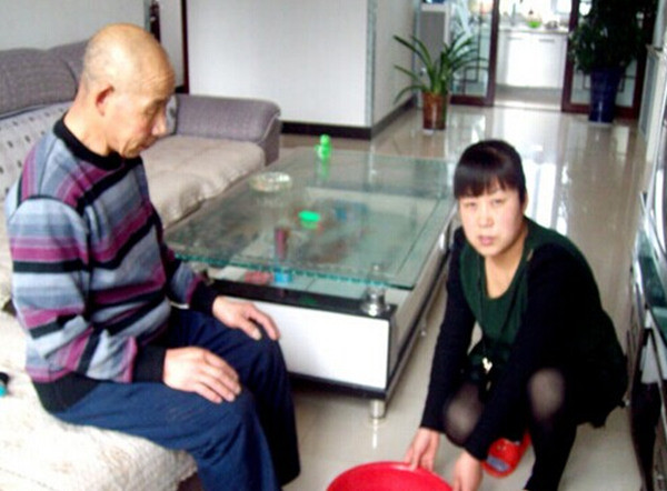 美貌兒媳與公公偷情十年！曾墮胎四次露骨聊天震驚家人！ 