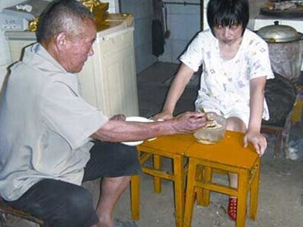 美貌兒媳與公公偷情十年！曾墮胎四次露骨聊天震驚家人！ 